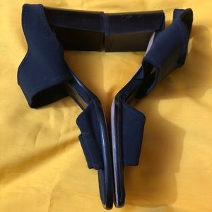 DKNY vintage sz 10 Blue heeled sandals 👠 3-1/4” heels stretchy material